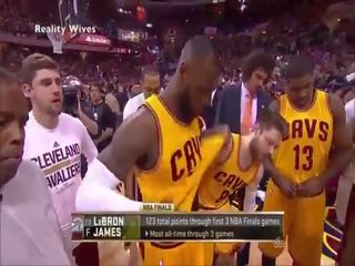 Lebron जेम्स accidentally दिखाता है कॉक पर टीवी