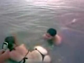 Latina makakakuha ng surprised sa ang ilog mula sa likod ng video