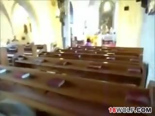 Buah dada besar remaja berkedip dia tubuh di gereja