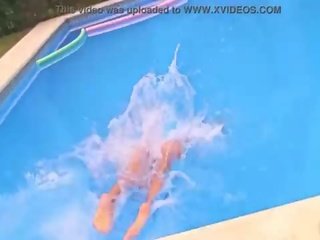 Perfeita cu jovem grávida vestindo see-through maiô em o piscina!