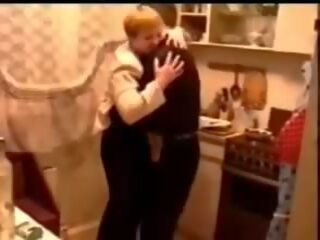 Руски booze в на кухня завои в мръсен видео