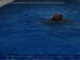 Provocativo grande y bella mqmf en la nadando piscina